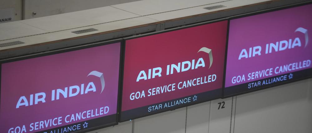 12.06.2025, Großbritannien, London: Ein Schalter der Fluggesellschaft Air India am Flughafen Gatwick zeigt die Information, dass der Flug nach Goa gestrichen wurde, nachdem ein Flugzeug von Air India mit dem Ziel London in Ahmedabad in Indien abgestürzt ist.