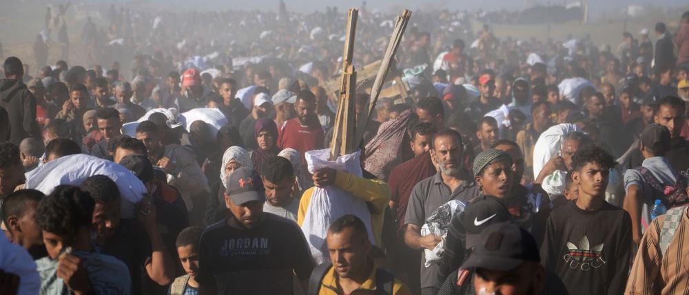 Nach Angaben aus medizinischen Kreisen im Gazastreifen wurden am Samstag mindestens 15 Palästinenser in der Nähe eines Verteilzentrums für humanitäre Hilfe der Gaza Humanitarian Foundation von israelischen Soldaten erschossen. Die Stiftung wies den Bericht als falsch zurück.