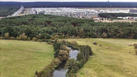 Industrieanlagen wie die Tesla Gigafactory in Brandenburg haben teilweise hohen Wasserbedarf.
