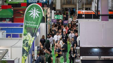 Besucher gehen durch eine Halle auf der Hanfmesse „Mary Jane“.
