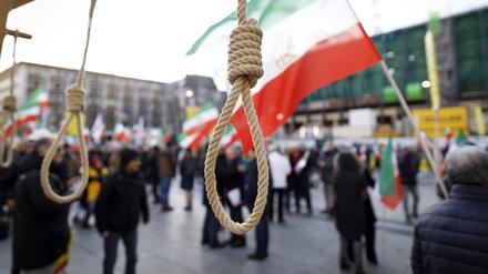 Mehrere Hundert Exil-Iraner demonstrieren im Rahmen einer Mahnwache gegen das Regime in Teheran in Köln (Symbolbild).
