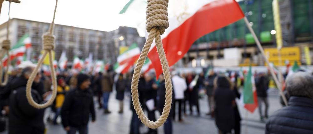 Mehrere Hundert Exil-Iraner demonstrieren im Rahmen einer Mahnwache gegen das Regime in Teheran in Köln (Symbolbild).