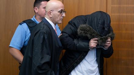 Für den heute 40-jährigen Angeklagten wurde die Unterbringung in Sicherungsverwahrung verhängt. 