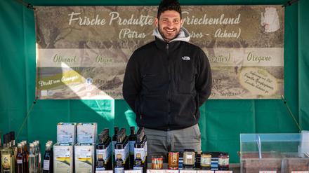 Athanasios Mougkogiannis und seine Familie verkaufen auf dem Winterfeldtmarkt in Schöneberg ausgezeichnetes Olivenöl von der eigenen Farm auf dem Peloponnes. 
