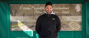 Athanasios Mougkogiannis und seine Familie verkaufen auf dem Winterfeldtmarkt in Schöneberg ausgezeichnetes Olivenöl von der eigenen Farm auf dem Peloponnes. 