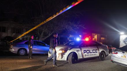17.12.2024, USA, West Valley City: Polizisten sind an einem Tatort in West Valley City, Utah, im Einsatz. 