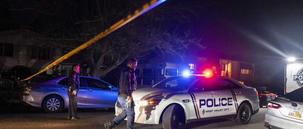 17.12.2024, USA, West Valley City: Polizisten sind an einem Tatort in West Valley City, Utah, im Einsatz. 
