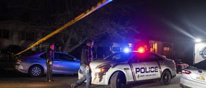 17.12.2024, USA, West Valley City: Polizisten sind an einem Tatort in West Valley City, Utah, im Einsatz. 