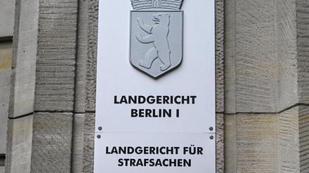 Ein 35-Jähriger, der in einem Hochhaus literweise Benzin gegen die Wohnungstür eines Nachbarn geschüttet haben soll, steht wegen versuchten Mordes aus rassistischem Motiv vor Gericht. (Archivbild)
