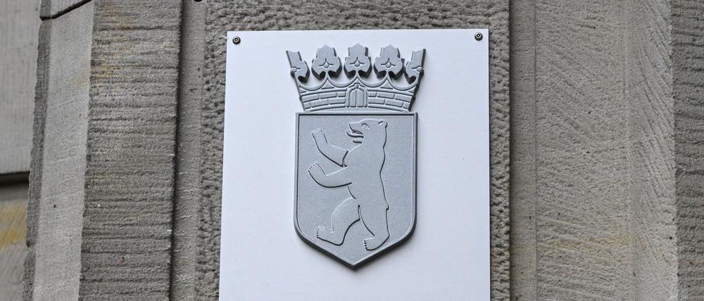 Ein 35-Jähriger, der in einem Hochhaus literweise Benzin gegen die Wohnungstür eines Nachbarn geschüttet haben soll, steht wegen versuchten Mordes aus rassistischem Motiv vor Gericht. (Archivbild)