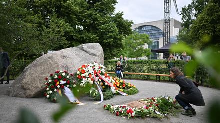Gedenkstein und Blumen für die polnischen Opfer der NS-Herrschaft im Zweiten Weltkrieg. 