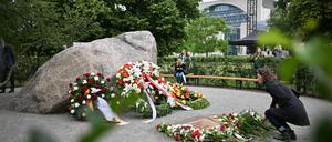 Gedenkstein und Blumen für die polnischen Opfer der NS-Herrschaft im Zweiten Weltkrieg. 
