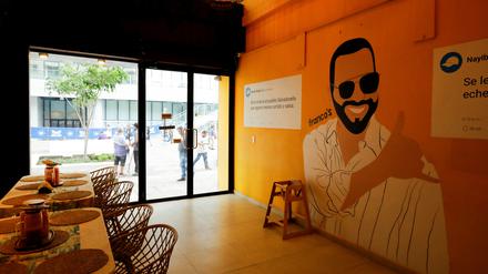 In der Hauptstadt San Salvador und an der Pazifikküste gibt es mittlerweile hippe Cafés und Hotels für Touristen. Sein Konterfei begegnet einem dabei immer wieder.