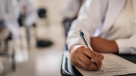 Um mit alten Prüfungsfragen für das zweite Staatsexamen, die „Hammerprüfung“, lernen zu können, müssen Medizinstudenten Geld bezahlen – unnötigerweise.