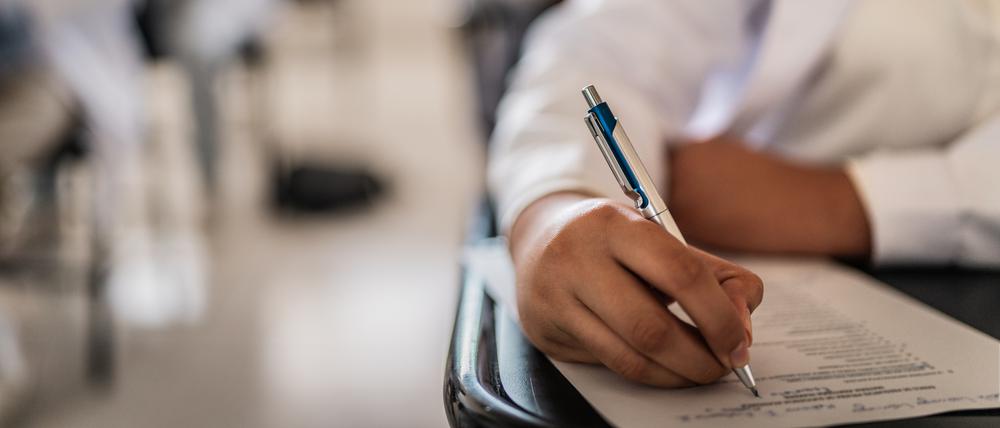 Um mit alten Prüfungsfragen für das zweite Staatsexamen, die „Hammerprüfung“, lernen zu können, müssen Medizinstudenten Geld bezahlen – unnötigerweise.