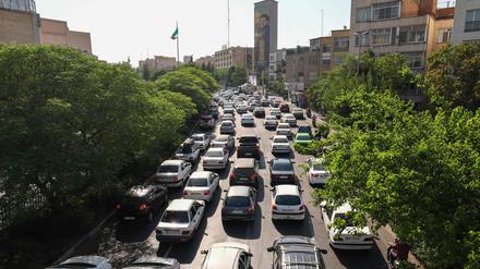 Am 15. Juni 2025 stehen Fahrzeuge im Stau, während Menschen über eine Hauptverkehrsader im Westen der Stadt aus Teheran fliehen. 
