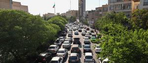Am 15. Juni 2025 stehen Fahrzeuge im Stau, während Menschen über eine Hauptverkehrsader im Westen der Stadt aus Teheran fliehen. 