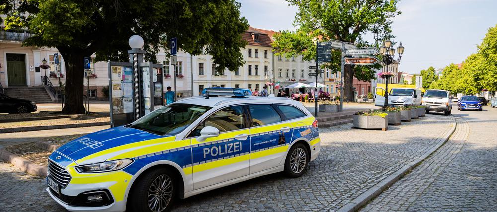Die Polizei sucht weiterhin nach den teils vermummten Männern, die eine Kundgebung gegen rechts in Bad Freienwalde angegriffen haben.