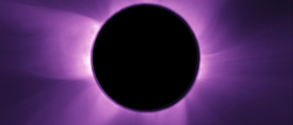 Die Sonnenkorona wird sichtbar, wenn der helle Körper der Sonne verdeckt wird. Diese Aufnahme wurde von einem Filter eingefärbt.