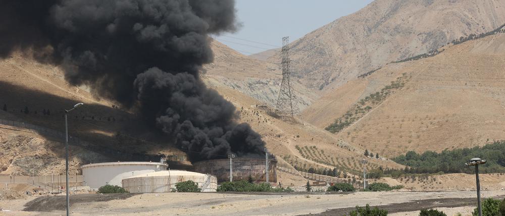 Rauch steigt über einem Öllager in der Nähe der iranischen Hauptstadt Teheran auf.