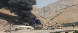 Rauch steigt über einem Öllager in der Nähe der iranischen Hauptstadt Teheran auf.