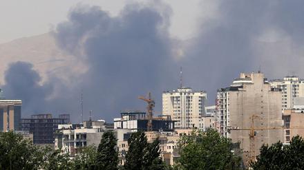 Gefährliche Eskalation. Rauch über Teheran nach einem israelischen Angriff auf ein Öldepot. 