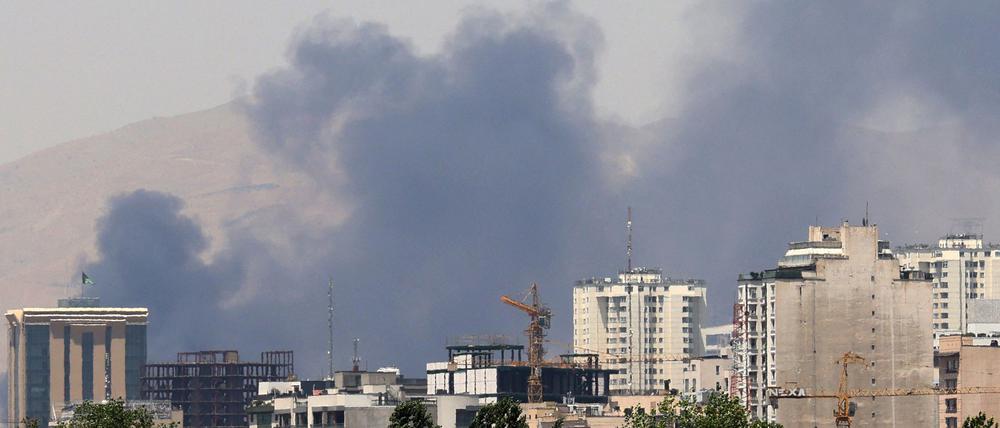 Gefährliche Eskalation. Rauch über Teheran nach einem israelischen Angriff auf ein Öldepot. 