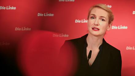 Ines Schwerdtner, Parteivorsitzende der Partei Die Linke, spricht auf einer Pressekonferenz im Karl-Liebknecht-Haus zu den Medienvertretern. 