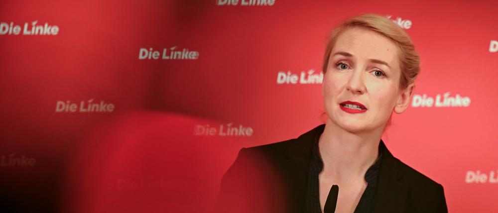 Ines Schwerdtner, Parteivorsitzende der Partei Die Linke, spricht auf einer Pressekonferenz im Karl-Liebknecht-Haus zu den Medienvertretern. 