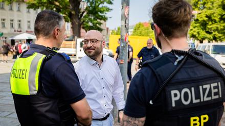 Brandenburgs Innenminister René Wilke sprach am Sonntag nach der Attacke in Bad Freienwalde vor Ort mit Einsatzkräften. 