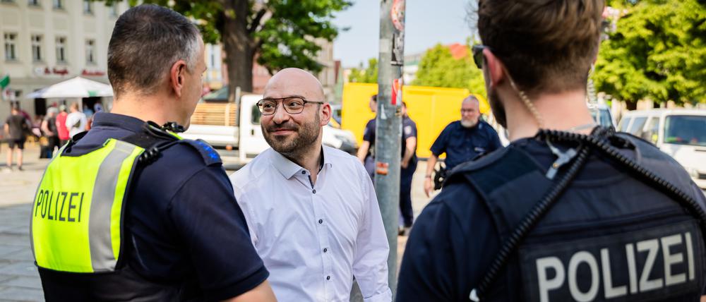 Brandenburgs Innenminister René Wilke sprach am Sonntag nach der Attacke in Bad Freienwalde vor Ort mit Einsatzkräften.