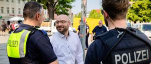Brandenburgs Innenminister René Wilke sprach am Sonntag nach der Attacke in Bad Freienwalde vor Ort mit Einsatzkräften. 