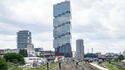 Blick über die Trasse der S-und Fernbahn auf den EDGE East Side Tower (Amazon-Tower) bei der Eröffnung des neuen Amazon-Standorts in Berlin-Friedrichshain.