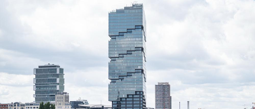 Blick über die Trasse der S-und Fernbahn auf den EDGE East Side Tower (Amazon-Tower) bei der Eröffnung des neuen Amazon-Standorts in Berlin-Friedrichshain.