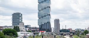 Blick über die Trasse der S-und Fernbahn auf den EDGE East Side Tower (Amazon-Tower) bei der Eröffnung des neuen Amazon-Standorts in Berlin-Friedrichshain.