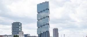 Blick über die Trasse der S-und Fernbahn auf den EDGE East Side Tower (Amazon-Tower)