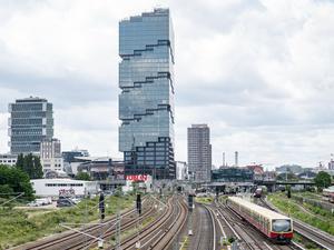 Blick über die Trasse der S-und Fernbahn auf den EDGE East Side Tower (Amazon-Tower)