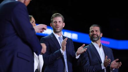 Unter dem Namen „Trump Mobile“ sollen ein eigener Handyvertrag und ein Smartphone namens „T1“ auf den Markt kommen. (Archivbild)