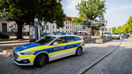 Ein Polizeiauto parkt am Rande des Marktplatzes von Bad Freienwalde.
