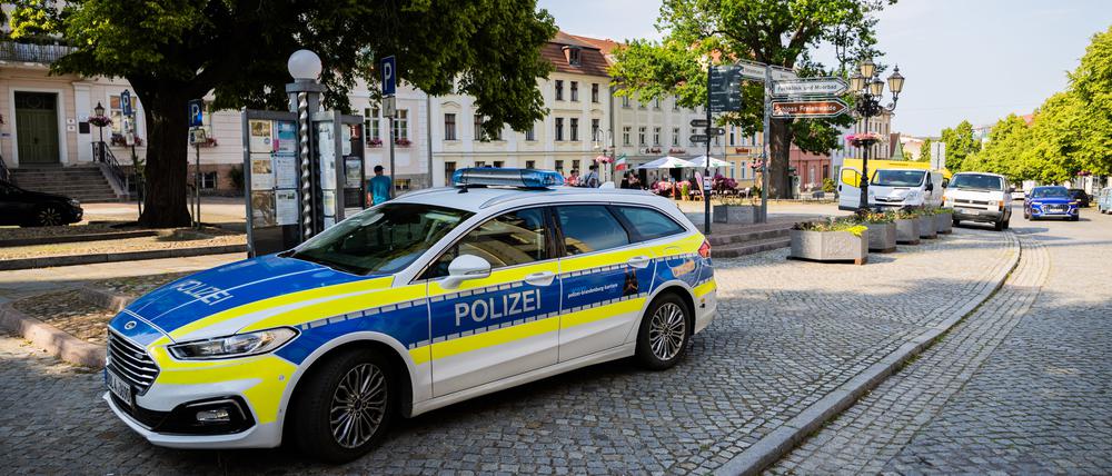 Ein Polizeiauto parkt am Rande des Marktplatzes von Bad Freienwalde.