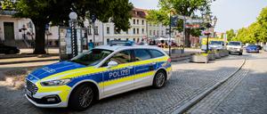 Ein Polizeiauto parkt am Rande des Marktplatzes von Bad Freienwalde.