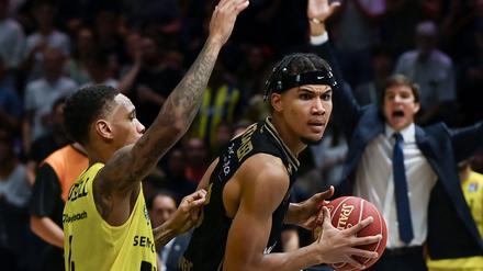 Brandon Tischler (r) spielt nächste Saison weiter für die MHP Riesen Ludwigsburg