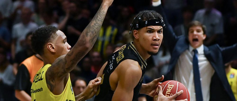Brandon Tischler (r) spielt nächste Saison weiter für die MHP Riesen Ludwigsburg