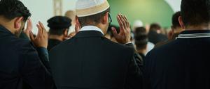 Muslimische Männer beten in der Khadija Moschee zum muslimischen Fest Eid al-Adha. Das Opferfest ist das wichtigste Fest im Islam. Es erinnert an Abrahams Bereitschaft, seinen Sohn auf Gottes Geheiß zu opfern.