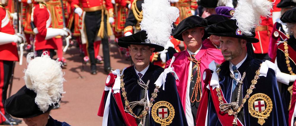 Der britische Prinz Edward (l) und Prinz William kommen Zeremonie des Hosenbandordens. 