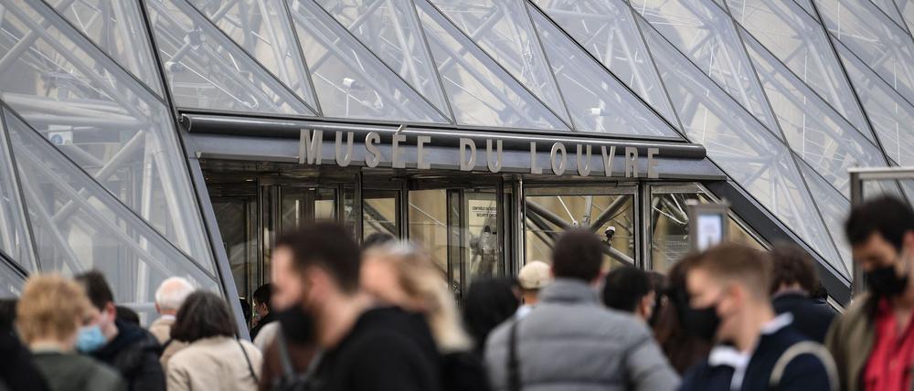Louvre-Personal kann nicht mehr - bis zu 20.000 Besucher drängen sich täglich allein vor der weltberühmten „Mona Lisa“ von Leonardo da Vinci.