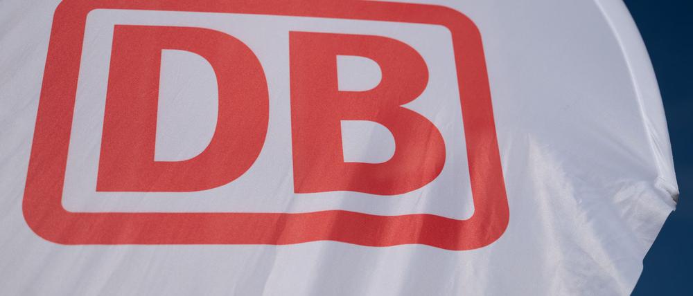 Die Deutsche Bahn arbeitet an der Reparatur eines defekten Stellwerks in Bernau. (Symbolbild)