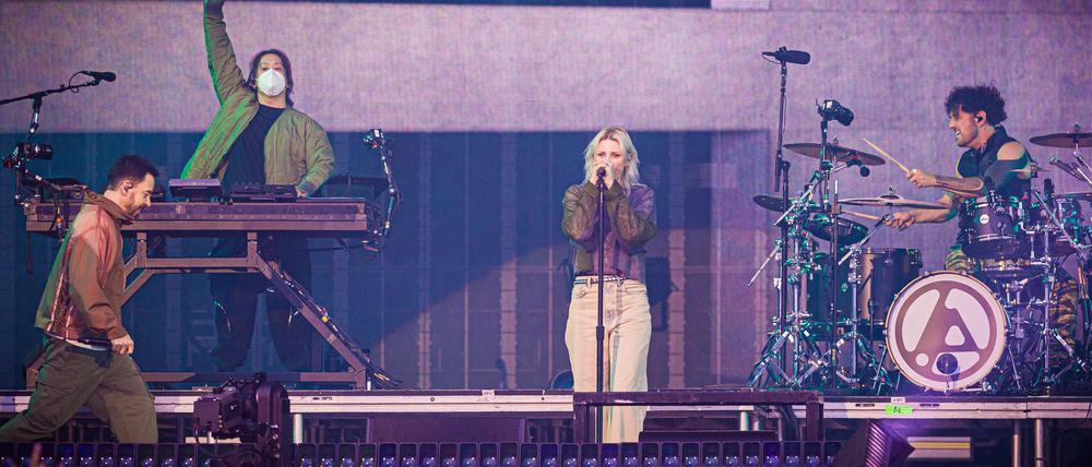 Die Band Linkin Park performt während ihres Konzerts im Rahmen ihrer „From Zero World Tour 2025“ auf der Bühne in der Heinz-von-Heiden-Arena.