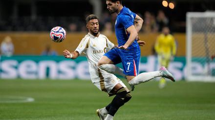 Chelseas Torschütze Pedro Neto (r) in Aktion.