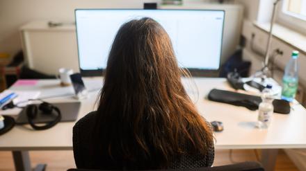 Am Arbeitsplatz sind nach einer neuen Umfrage Jobsicherheit und gutes Gehalt für viele Menschen weit wichtiger als Zusatzleistungen der Firma oder die Sinnhaftigkeit der Arbeit. (Symbolbild)